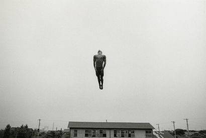 JAPON L’homme canon, Tokyo, 1964.. Tirage argentique de l’exposition du MAM de 1983,...