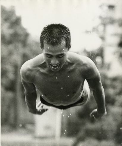 JAPON Le plongeur, Jeux olympiques de Tokyo, 1964.. Tirage argentique ca. 1990, tampon...