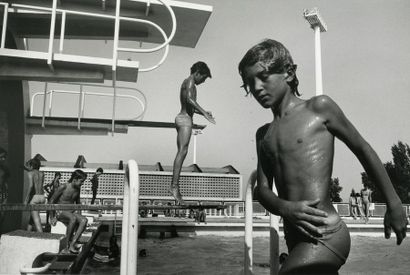 France La piscine, Arles, 1975.. Tirage argentique de l’exposition du MAM de 1983,...