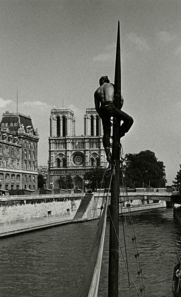 France Corsaire sur un mât, Paris, 1981.. Tirage argentique ca. 1990, daté au crayon...