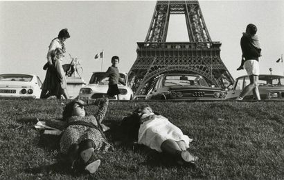 France La Tour Eiffel, Paris, 1978.. Tirage argentique ca. 1990, daté au crayon et...