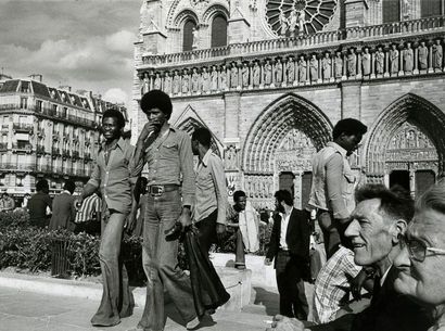 France Comme au Moyen-Âge, Notre-Dame, Paris, 1976.. Tirage argentique ca. 1990,...