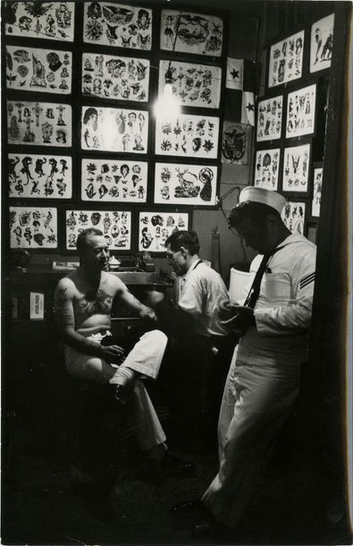 PANAMA « Panama », marins chez le tatoueur, 1954.. Tirage argentique ca. 1970, titré...