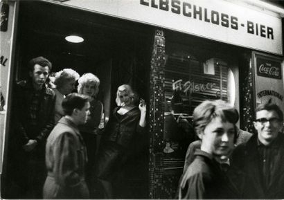 Allemagne « St. Pauli, Hamburg », rabatteurs et danseuse devant un club de strip-tease...