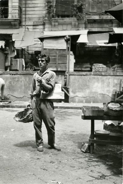 ITALIE Scène de rue, ca. 1950.. Tirage argentique ca. 1970, tampon « PHOTO J.P. CHARBONNIER »...