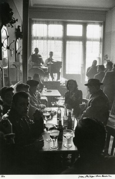 France « Roubaix, Dimanche au café de la Halle », 1958-1959.. Tirage argentique 1980,...