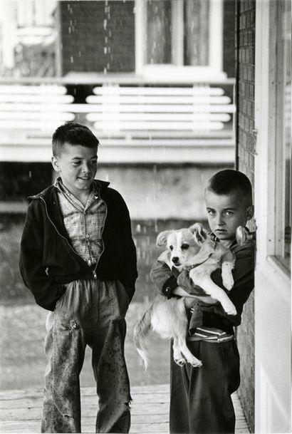ETATS-UNIS Deux garçons avec un chien, ca. 1960.. Tirage argentique ca. 1970, tampon...