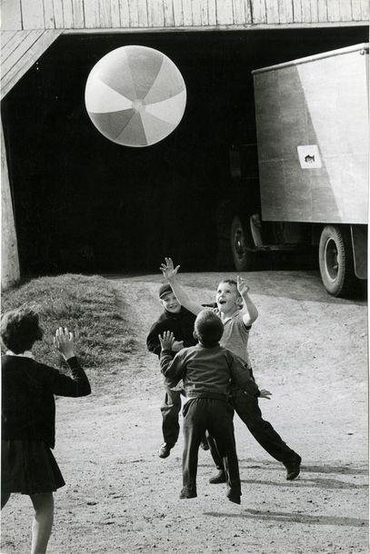 ETATS-UNIS Enfants jouant au ballon, ca. 1960.. Tirage argentique ca. 1970, tampon...