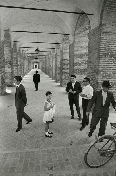 ITALIE Quelque chose d’Antonioni sous la galerie des Antiques, Sabbioneta, 1963.....