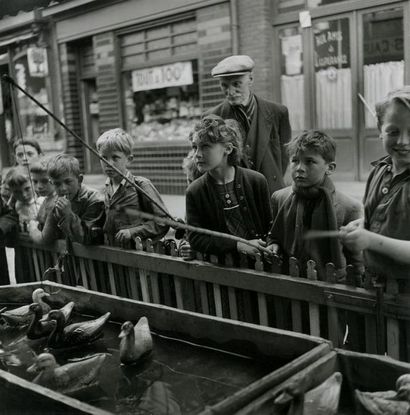 France Jeux, Marcq-en-Barœul, Nord, 1954.. Tirage argentique de l’exposition du MAM...