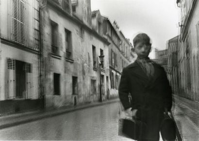 PARIS Un enfant flou, Paris, 20e, 1947.. Tirage argentique de l’exposition du MAM...