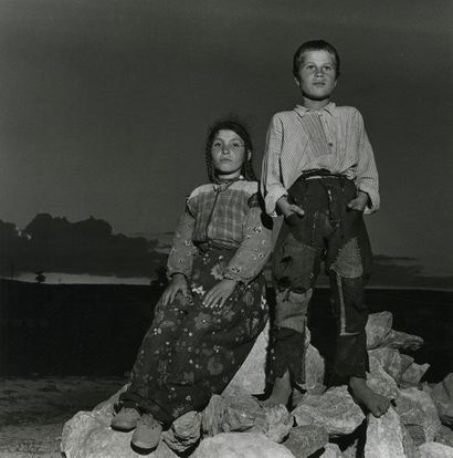 TURQUIE Deux enfants d’Anatolie, 1951.. Tirage argentique de l’exposition du MAM...