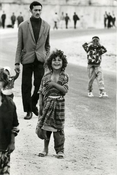 MAROC Petite Bardot, Fès, 1969.. Tirage argentique ca. 1970, tampon « COPYRIGHT PHOTO...