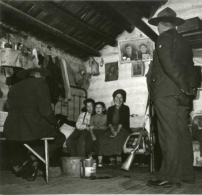 CANADA « Officier de la police montée visitant une famille amérindienne », 1952.....