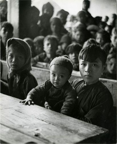 VIETNAM « Gosses vietnamiens en classe », 1953.. Tirage argentique ca. 1970, titré...