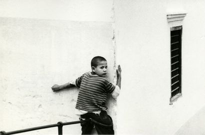 MAROC « Tanger », ca. 1970.. Tirage argentique ca. 1970, titré au crayon et tampon...