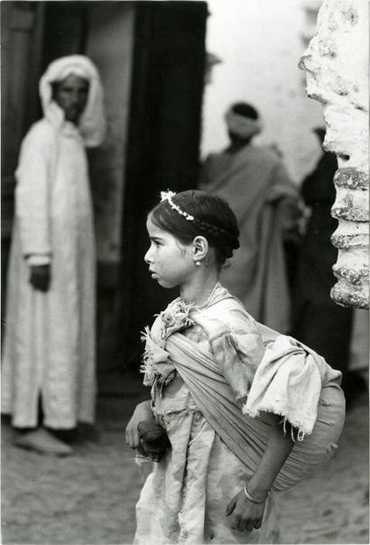 MAROC Petite fille dans la rue, ca. 1960.. Tirage argentique ca. 1980, tampon « PHOTO...