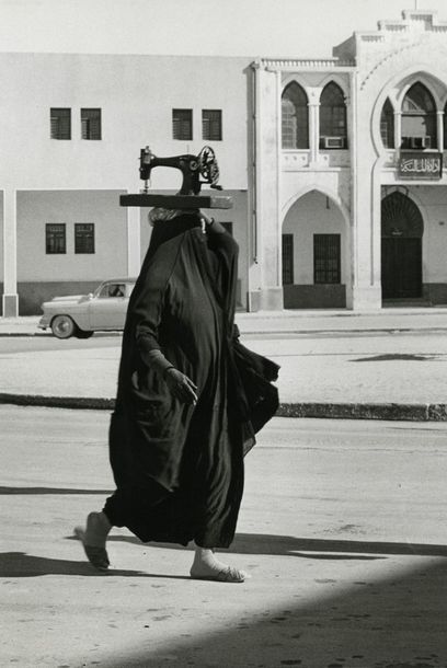 Koweït La machine à coudre, 1955.. Tirage argentique de l’exposition du MAM de 1983,...