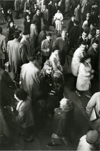 France Femme dans la foule, ca. 1960.. Tirage argentique ca. 1970, annoté « CB »...
