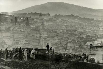 MAROC Le soir depuis Bab Ftouh, Fès, 1969.. Tirage argentique ca. 1990, tampon « PHOTO...