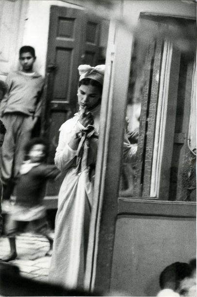 MAROC « Jeune fille, Fès », ca. 1955.. Tirage argentique ca. 1970, titré et tampons...