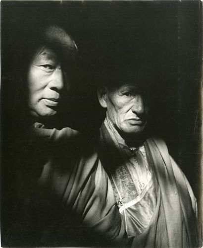 MONGOLIE Deux moines bouddhistes dans le monastère de Gandantegchinlin, 1969.. Tirage...