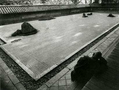JAPON Le jardin Zen de Ryon-Ji (XVe siècle), Kyoto, 1955.. Tirage argentique ca....