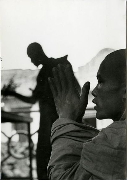 BIRMANIE Moines priant dans un temple bouddhiste, 1956.. Tirage argentique ca. 1970,...