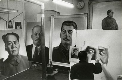 CHINE Le peintre officiel hyperréaliste, Pékin, 1955.. Tirage argentique ca. 1975, tampons...