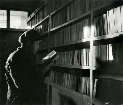 CHINE « Librairie à Pékin, Chine », 1950.. Tirage argentique ca. 1970, annoté « CB »,...