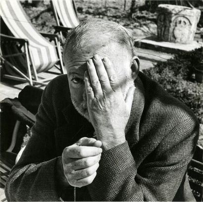 Ernest HEMINGWAY « Ernest Hemingway”, sur l’île de Torcello, Italie, 1953.. Tirage...