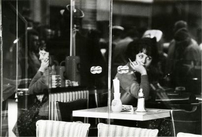 France Jeune femme au café, ca. 1960.. Tirage argentique ca. 1980, tampon « PHOTO...