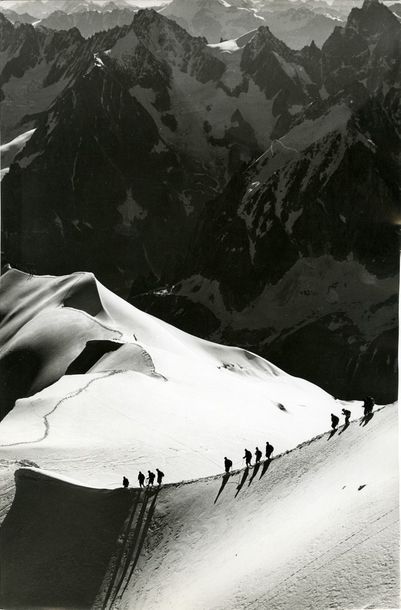 MONTAGNE L’arête, Chamonix, 1960.. Tirage argentique ca. 1970, annoté « CB » et tampon...