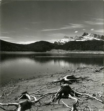 CANADA « Un lac dans les Rocheuses », ca. 1970.. Tirage argentique d’époque, titré...