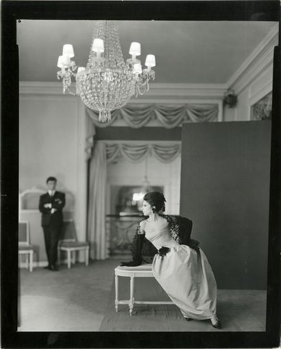 MODE « C. Dior, Mode », septembre 1960.. Tirage argentique d’époque, titré, daté...