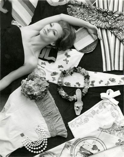 MODE « Mode » Christian Dior, avril 1960.. Tirage argentique d’époque, titré et daté...