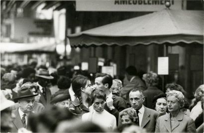France Couple dans la foule, ca. 1960.. Tirage argentique ca. 1970, tampon « COPYRIGHT...