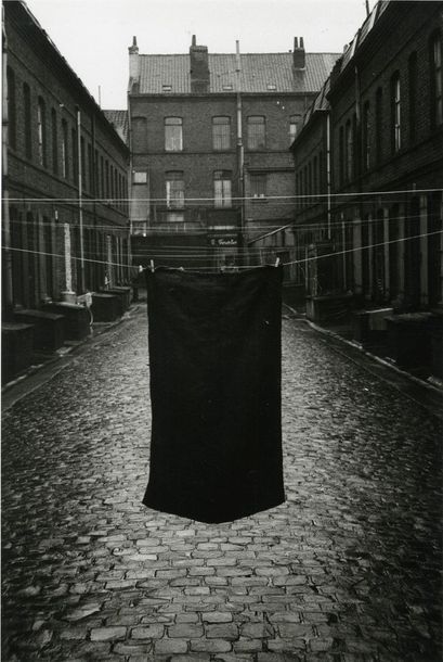 France Le sac noir, Courée rue de Lannoy, Roubaix, 1958-1959.. Tirage argentique...