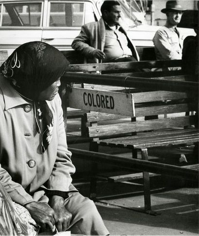 ETATS-UNIS Femmes attendant le bus à un arrêt qui sépare les Blancs des Noirs à Montgomery,...