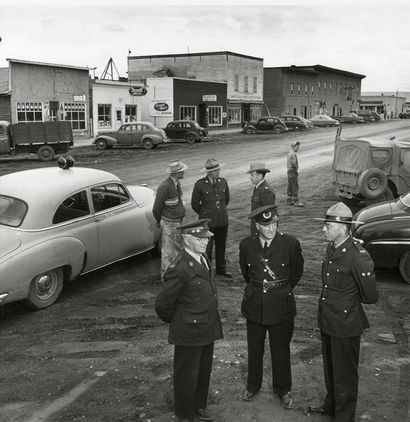 CANADA Police montée canadienne, Lac Labiche-Alberta, 1952.. Tirage argentique de...
