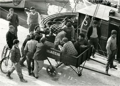 ITALIE Pêcheurs dans le port de Ravenne, 1950.. Tirage argentique ca. 1970, tampon...