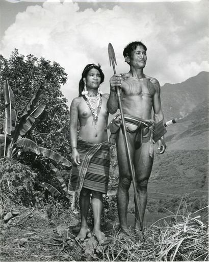 PHILIPPINES Couple de paysans Igorot, 1955.. Tirage argentique ca. 1970, légendé...