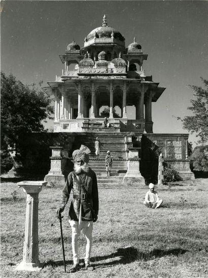 INDE « Le Maharadja de Bundi devant son palais », ca. 1950.. Tirage argentique ca....