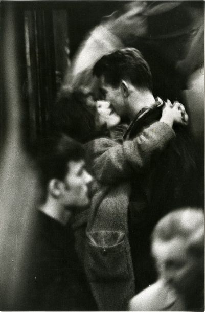 France Couple s’embrassant, ca. 1960.. Tirage argentique ca. 1970, tampon « PHOTO...
