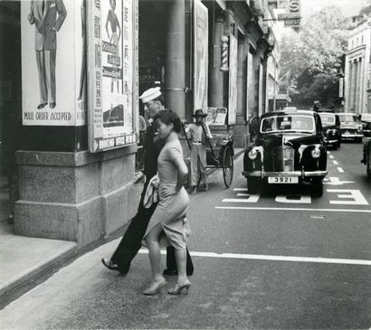 CHINE Matelot américain avec une jeune Chinoise dans une rue de Hong Kong, 1955.....