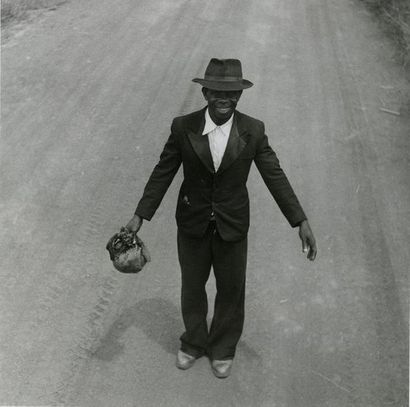 AFRIQUE Un smoking sur la route de Dolisie, A.E.F., 1951. . Tirage argentique de...