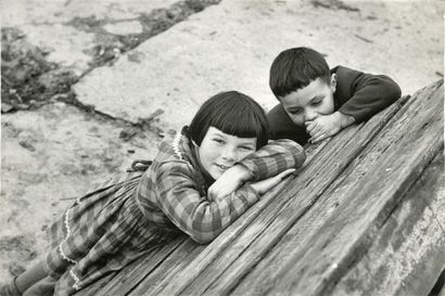 BRETAGNE Des enfants s’amusent à marée basse, Ile de Sein, 1956.. Tirage argentique...