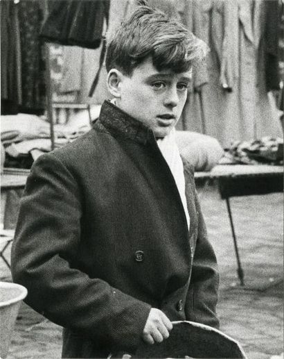 France Jeune garçon, Lens, 1954.. Tirage argentique ca. 1970, annoté « CB » au crayon...