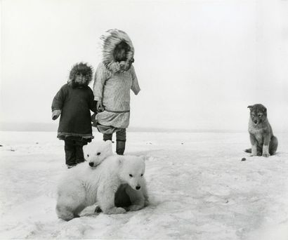 ALASKA Inuits, le pauvre bon chien et deux oursons pas en peluche, Wainwright, 1955.....