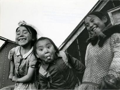 ALASKA « Alaska », Grimaces, Kotzebue, 1955.. Tirage argentique ca. 1975, titré à...